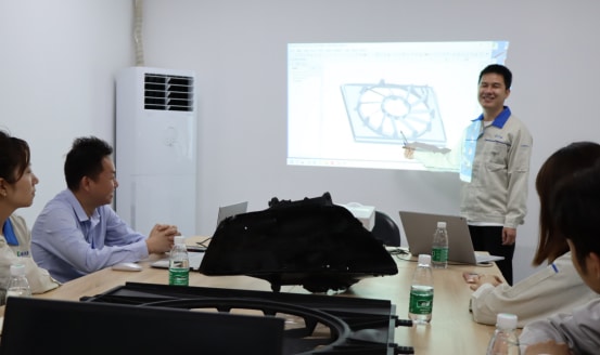 The business representative of Xintianjian introduced the automobile prototype manufacturing process and cases