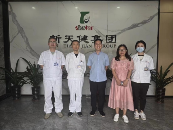 The leaders of the R&D center of Guangqi Honda R&D Co., Ltd. took a group photo with the business representatives of Xintianjian